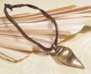 Altes Tibetisches Muschelhorn Amulett mit Yaklederband - Nepal