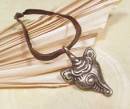 Altes Tibetisches Muschelhorn Amulett mit Yaklederband - Nepal #1