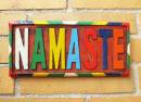 Holztafel NAMASTE - Verbeugung vor dir - handgeschnitzt - 24 x 11cm - Yoga Nepal