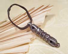 Altes Tibetisches Eisen Dorje Vajra Amulett mit Yaklederband - Nepal