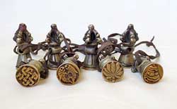 Bronze Amulette - 8 Stück - Tibetische Glückssymbole - Stempel - Nepal